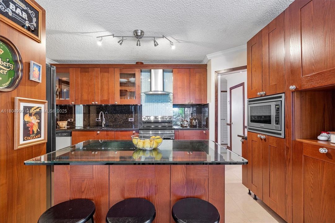 Недавно продано: $599,000 (3 спален, 2 ванн, 1614 Квадратных фут)