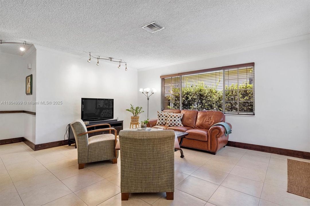 Недавно продано: $599,000 (3 спален, 2 ванн, 1614 Квадратных фут)