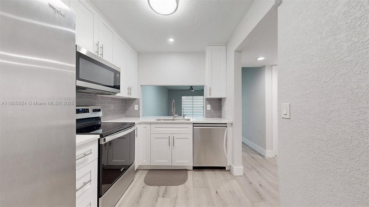 Active With Contract: $269,999 (2 beds, 2 baths, 800 Square Feet)