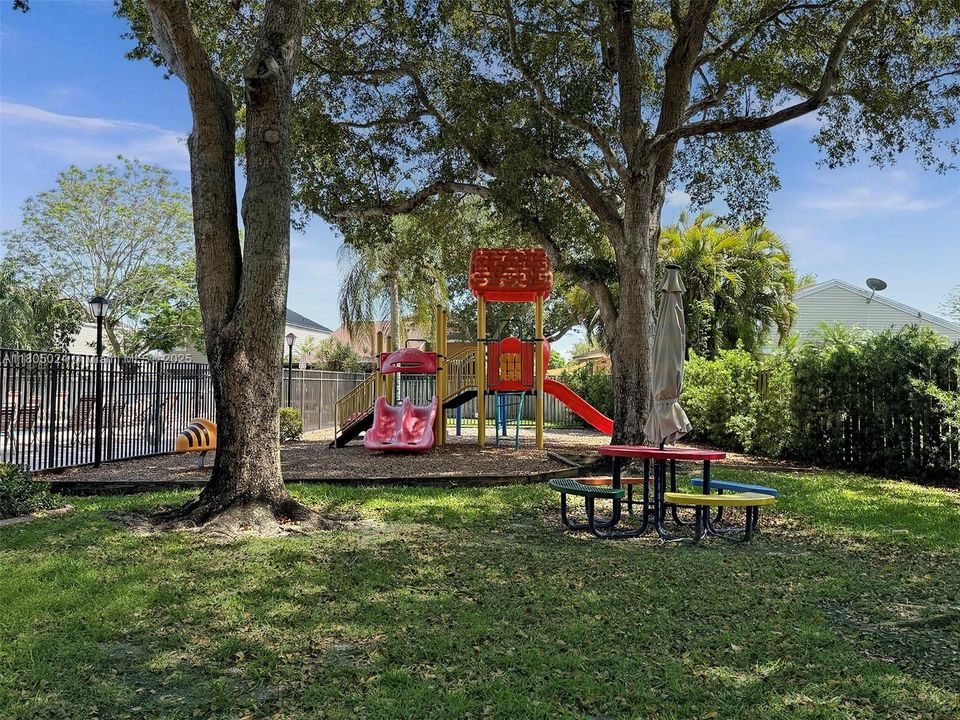 Active With Contract: $269,999 (2 beds, 2 baths, 800 Square Feet)