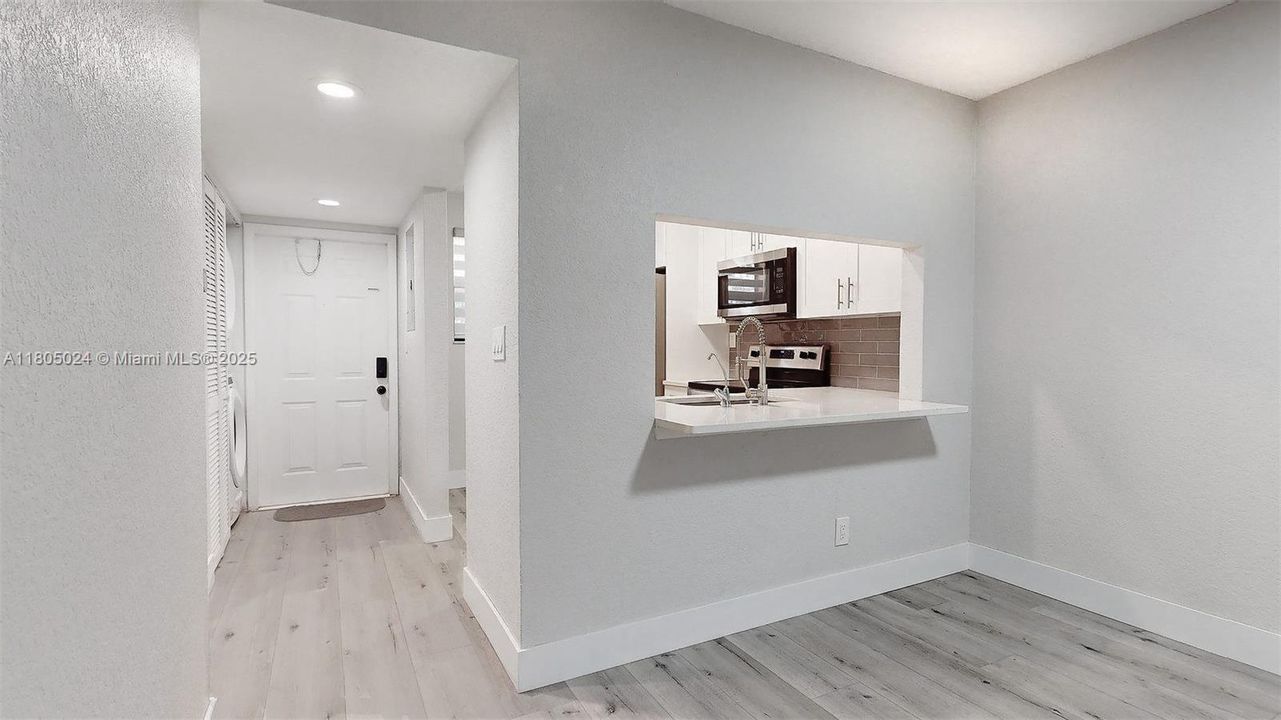 Active With Contract: $269,999 (2 beds, 2 baths, 800 Square Feet)