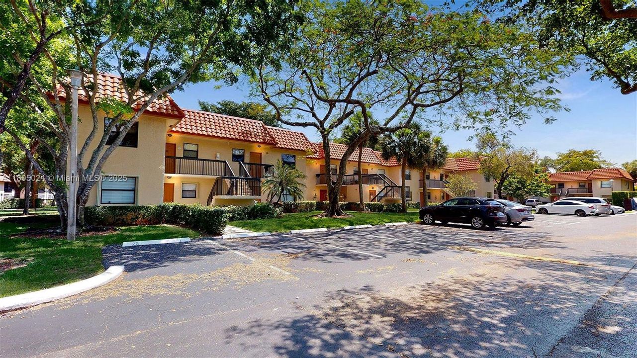 Active With Contract: $269,999 (2 beds, 2 baths, 800 Square Feet)