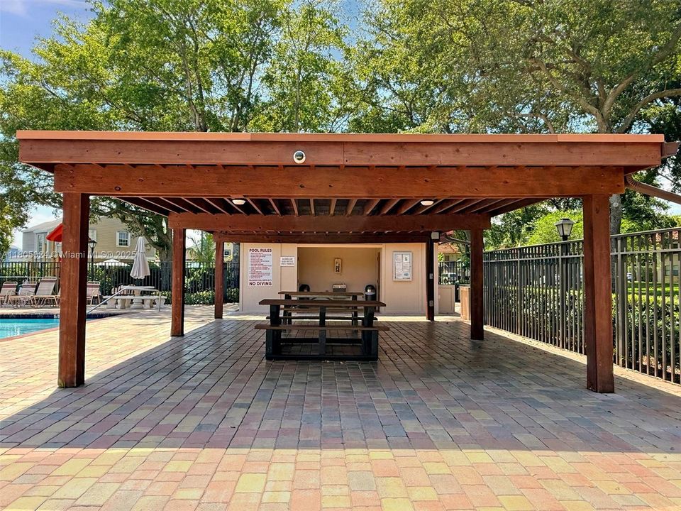 Active With Contract: $269,999 (2 beds, 2 baths, 800 Square Feet)