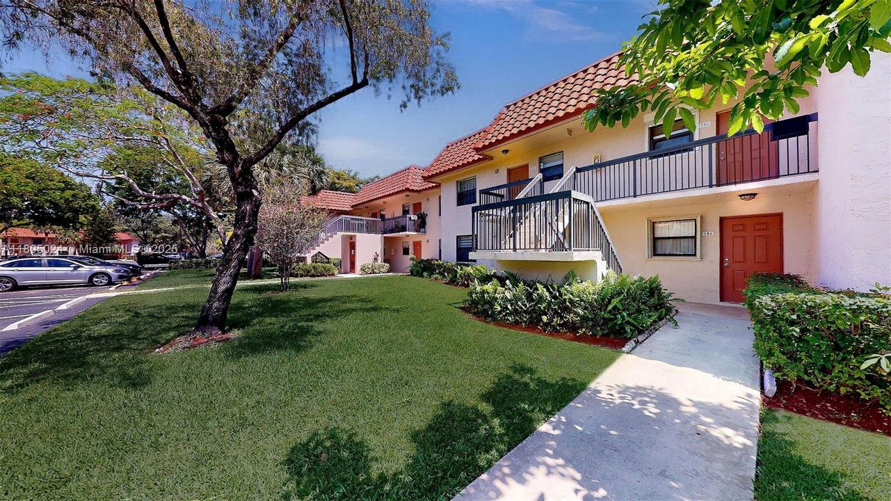 Active With Contract: $269,999 (2 beds, 2 baths, 800 Square Feet)