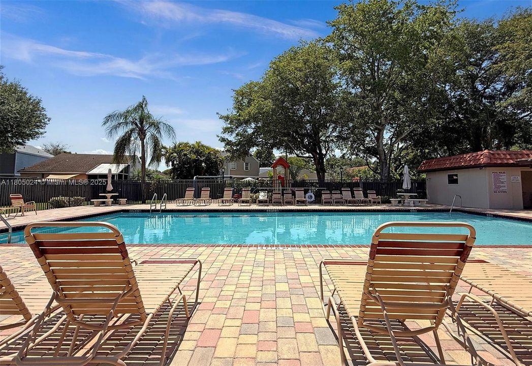 Active With Contract: $269,999 (2 beds, 2 baths, 800 Square Feet)