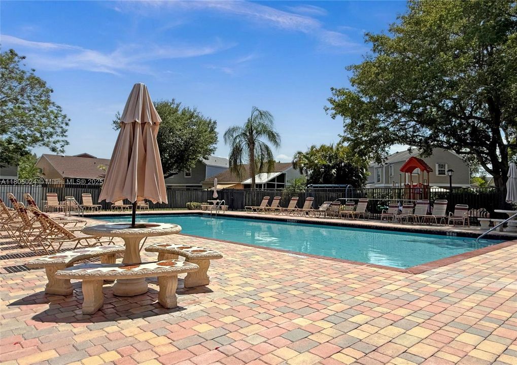 Active With Contract: $269,999 (2 beds, 2 baths, 800 Square Feet)