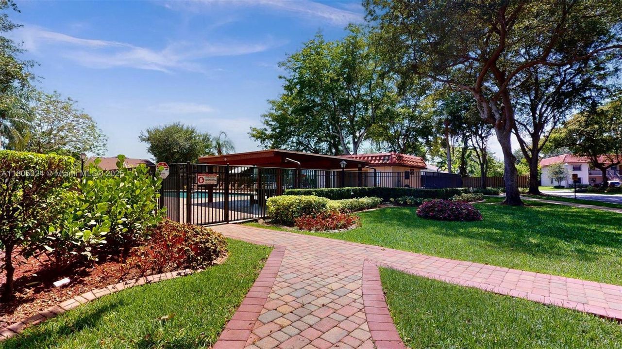 Active With Contract: $269,999 (2 beds, 2 baths, 800 Square Feet)