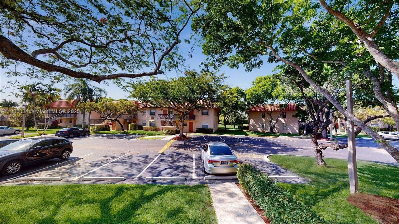 Active With Contract: $269,999 (2 beds, 2 baths, 800 Square Feet)