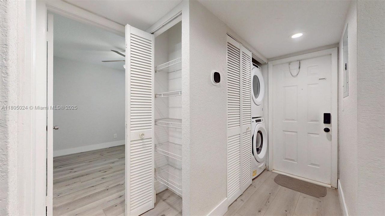 Active With Contract: $269,999 (2 beds, 2 baths, 800 Square Feet)