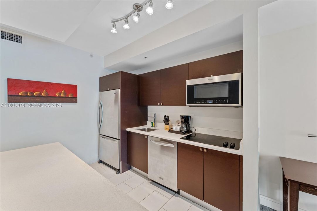 For Sale: $185,000 (3 beds, 4 baths, 2070 Square Feet)