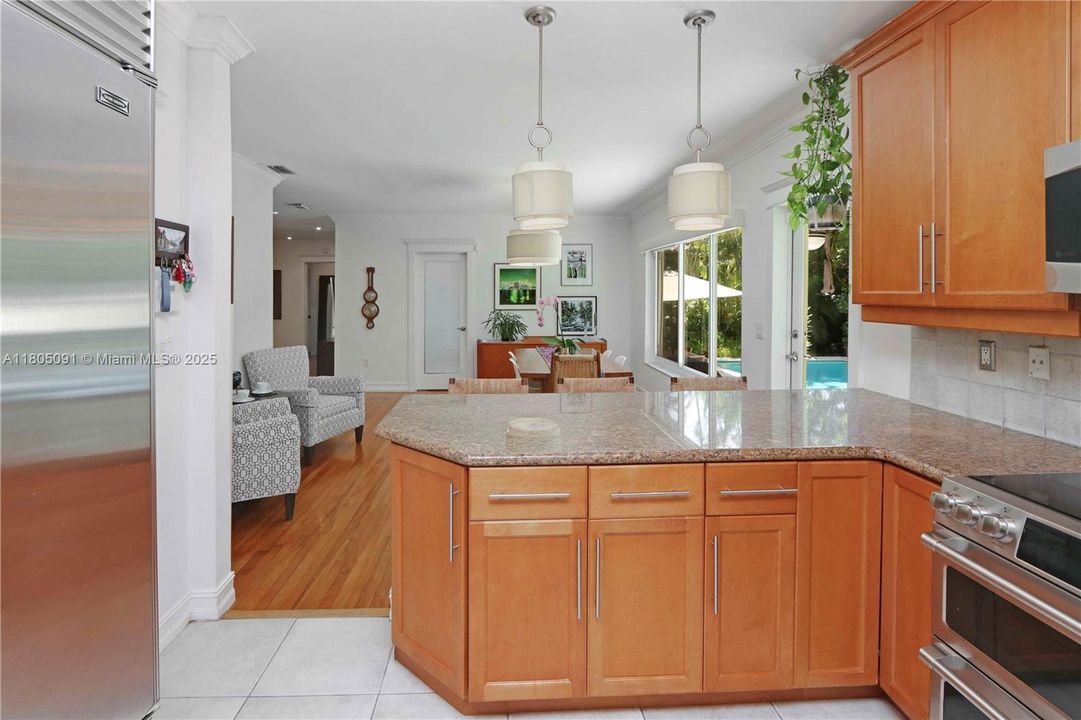 最近售出: $1,645,000 (3 贝兹, 2 浴室, 1492 平方英尺)