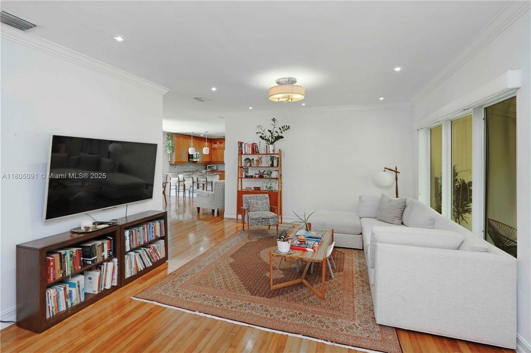 最近售出: $1,645,000 (3 贝兹, 2 浴室, 1492 平方英尺)