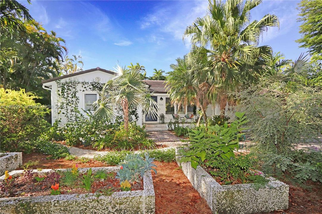 最近售出: $1,645,000 (3 贝兹, 2 浴室, 1492 平方英尺)