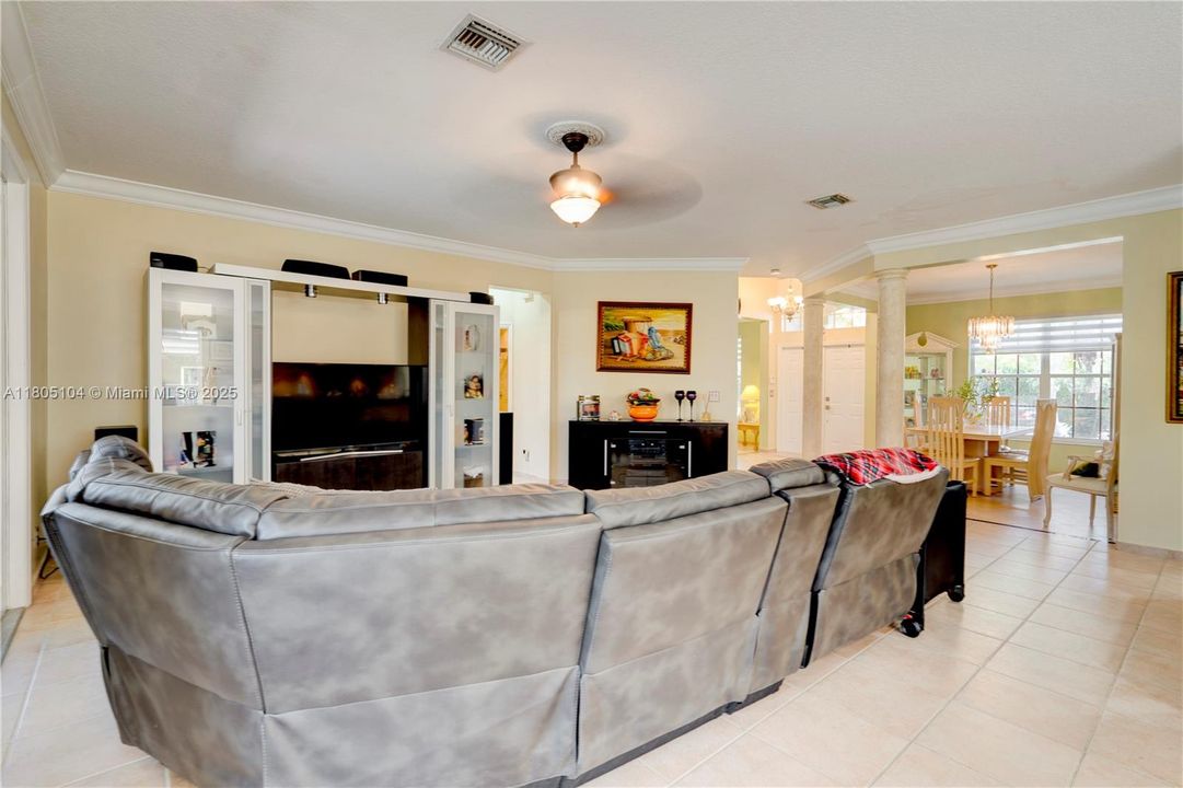 En Venta: $1,150,000 (5 camas, 3 baños, 3073 Pies cuadrados)