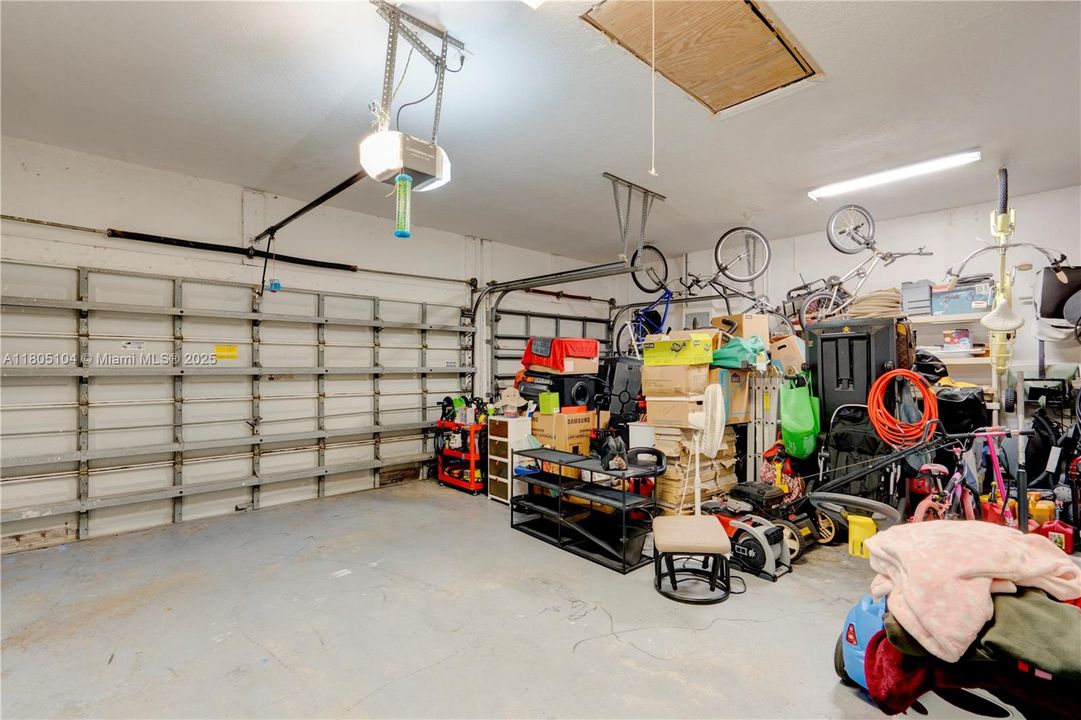 En Venta: $1,150,000 (5 camas, 3 baños, 3073 Pies cuadrados)