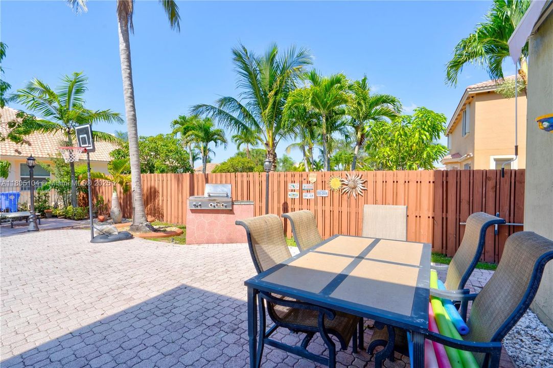 En Venta: $1,150,000 (5 camas, 3 baños, 3073 Pies cuadrados)