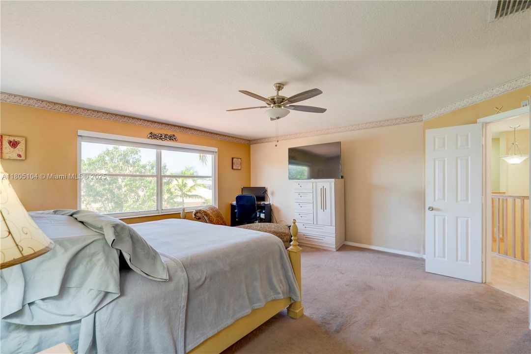 En Venta: $1,150,000 (5 camas, 3 baños, 3073 Pies cuadrados)