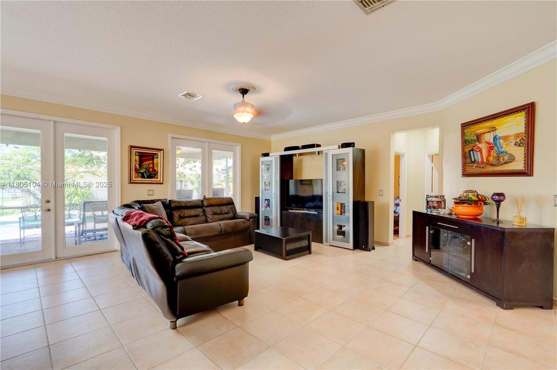 En Venta: $1,150,000 (5 camas, 3 baños, 3073 Pies cuadrados)