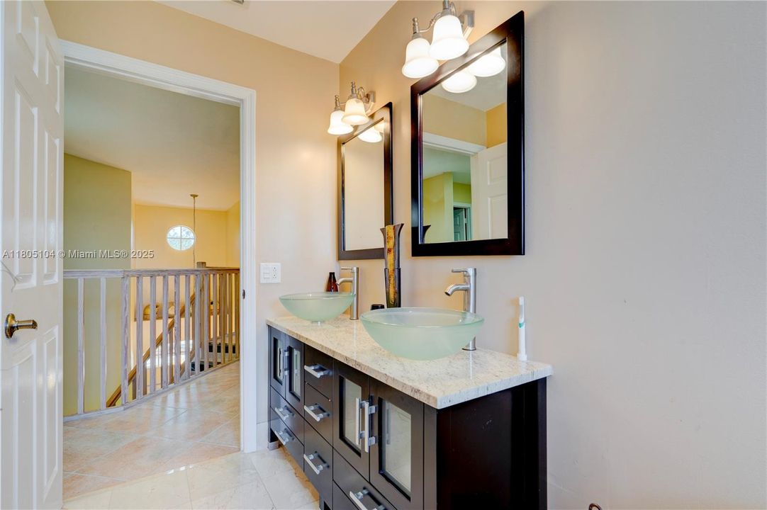 En Venta: $1,150,000 (5 camas, 3 baños, 3073 Pies cuadrados)