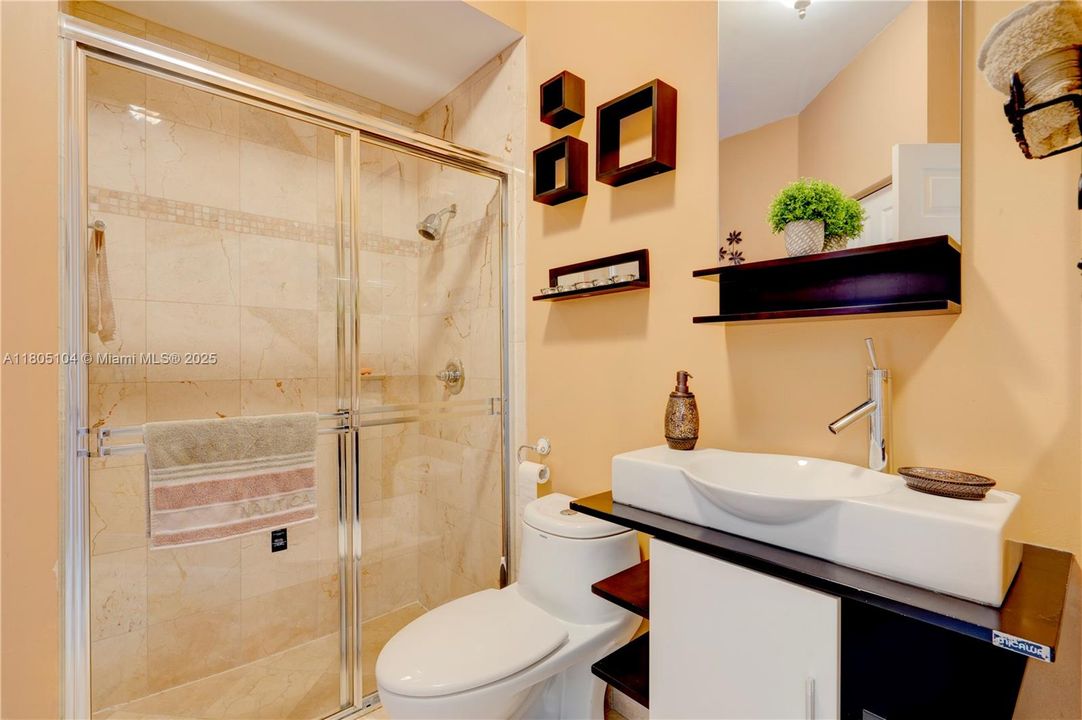 En Venta: $1,150,000 (5 camas, 3 baños, 3073 Pies cuadrados)