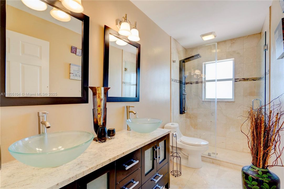 En Venta: $1,150,000 (5 camas, 3 baños, 3073 Pies cuadrados)