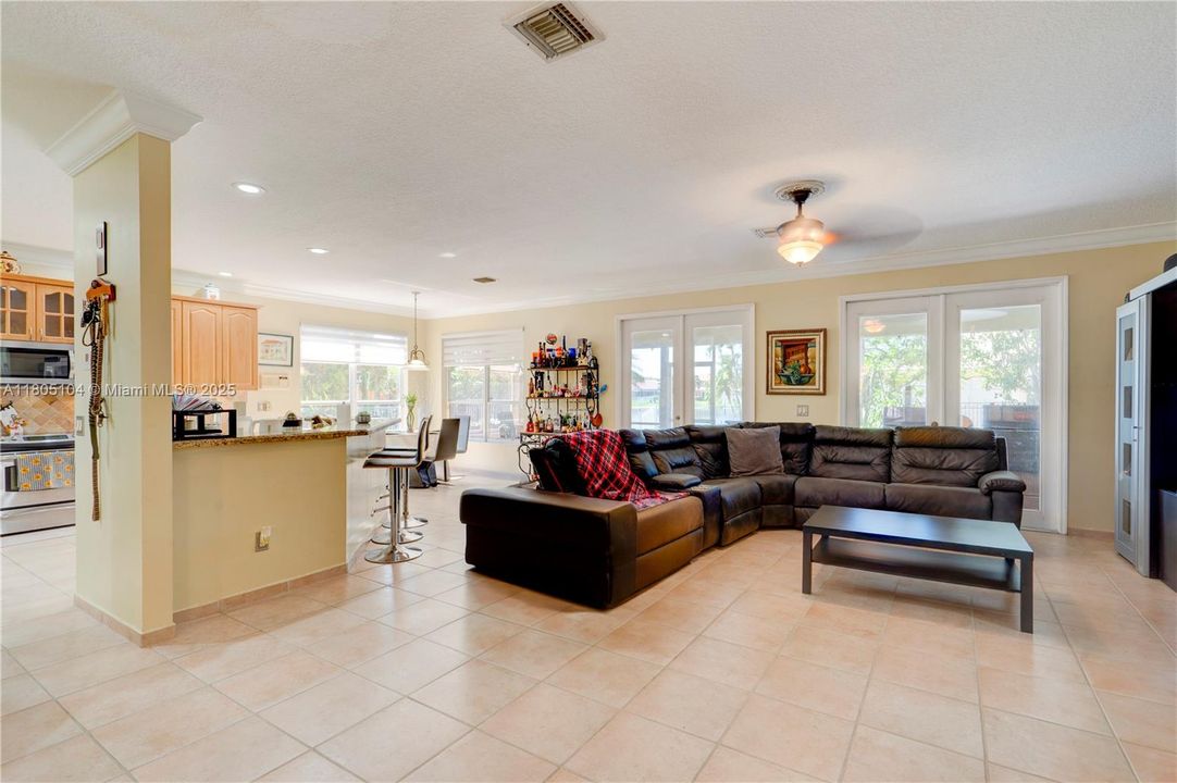 En Venta: $1,150,000 (5 camas, 3 baños, 3073 Pies cuadrados)