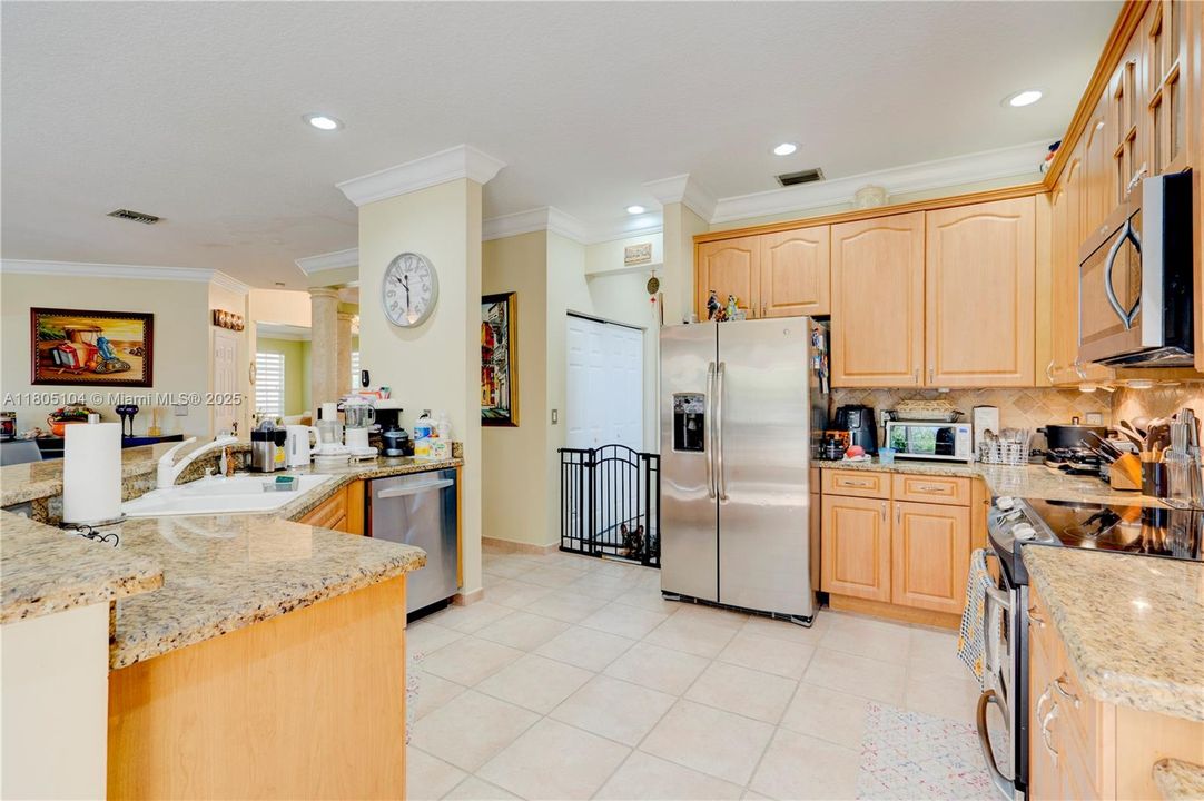 En Venta: $1,150,000 (5 camas, 3 baños, 3073 Pies cuadrados)