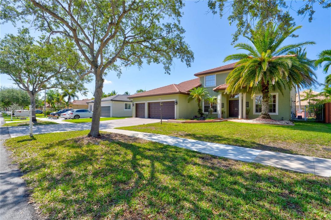 En Venta: $1,150,000 (5 camas, 3 baños, 3073 Pies cuadrados)