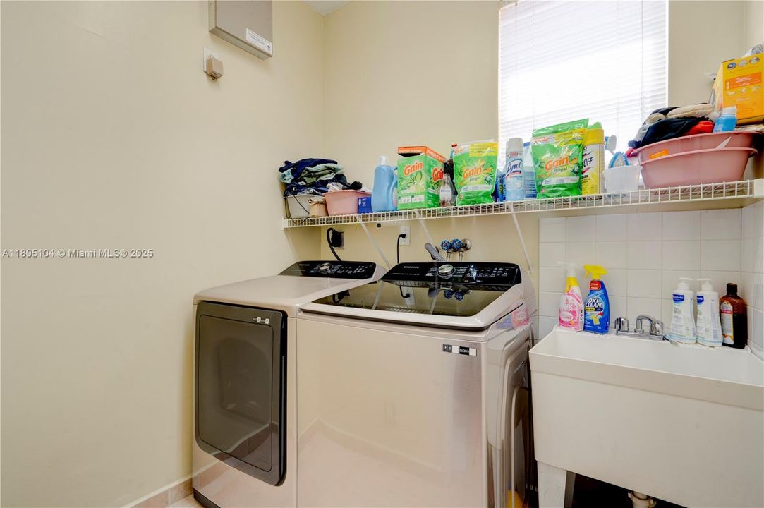 En Venta: $1,150,000 (5 camas, 3 baños, 3073 Pies cuadrados)