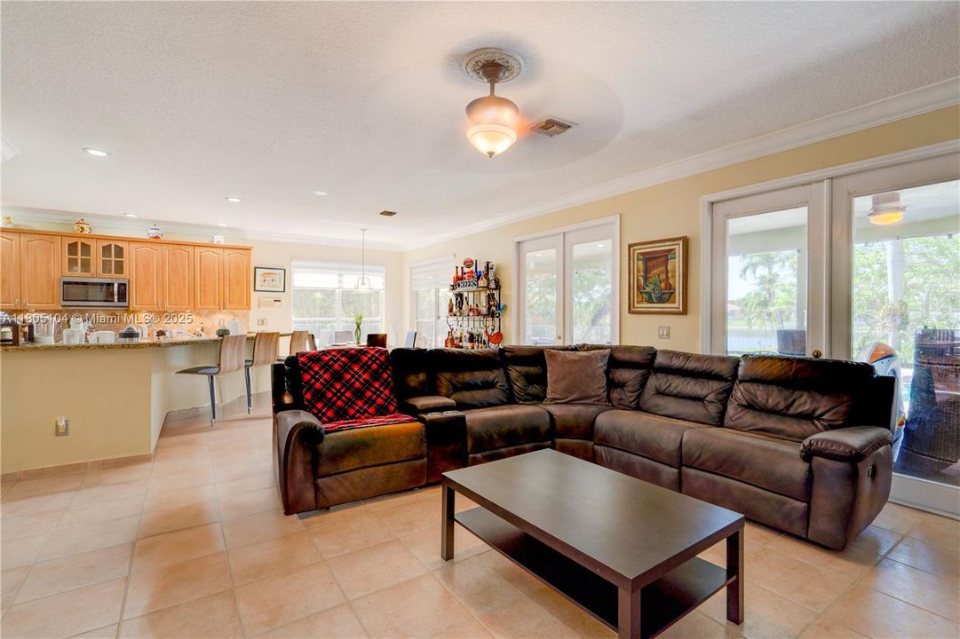 En Venta: $1,150,000 (5 camas, 3 baños, 3073 Pies cuadrados)