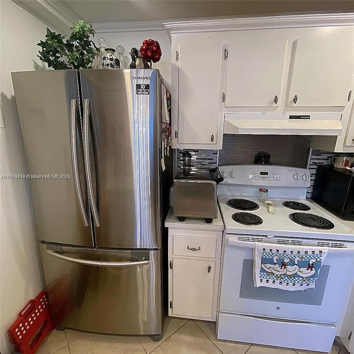 For Sale: $100,000 (1 beds, 1 baths, 720 Square Feet)