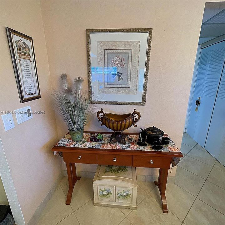 For Sale: $100,000 (1 beds, 1 baths, 720 Square Feet)