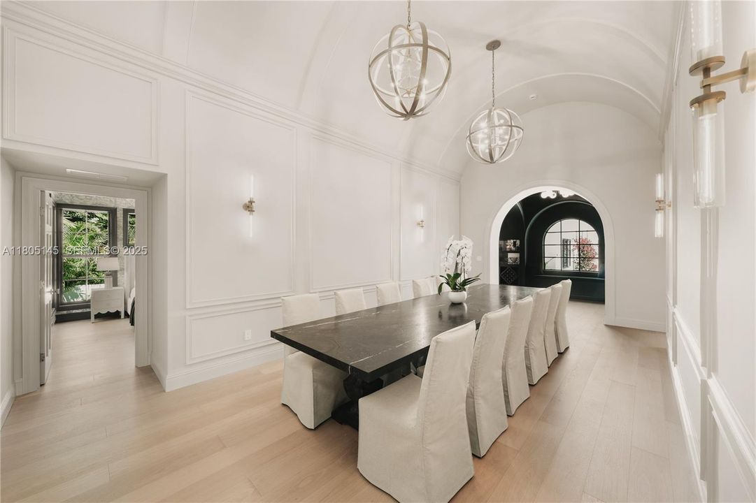 For Sale: $6,950,000 (6 beds, 5 baths, 4528 Square Feet)