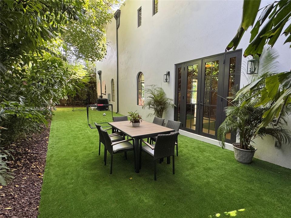 For Sale: $6,950,000 (6 beds, 5 baths, 4528 Square Feet)