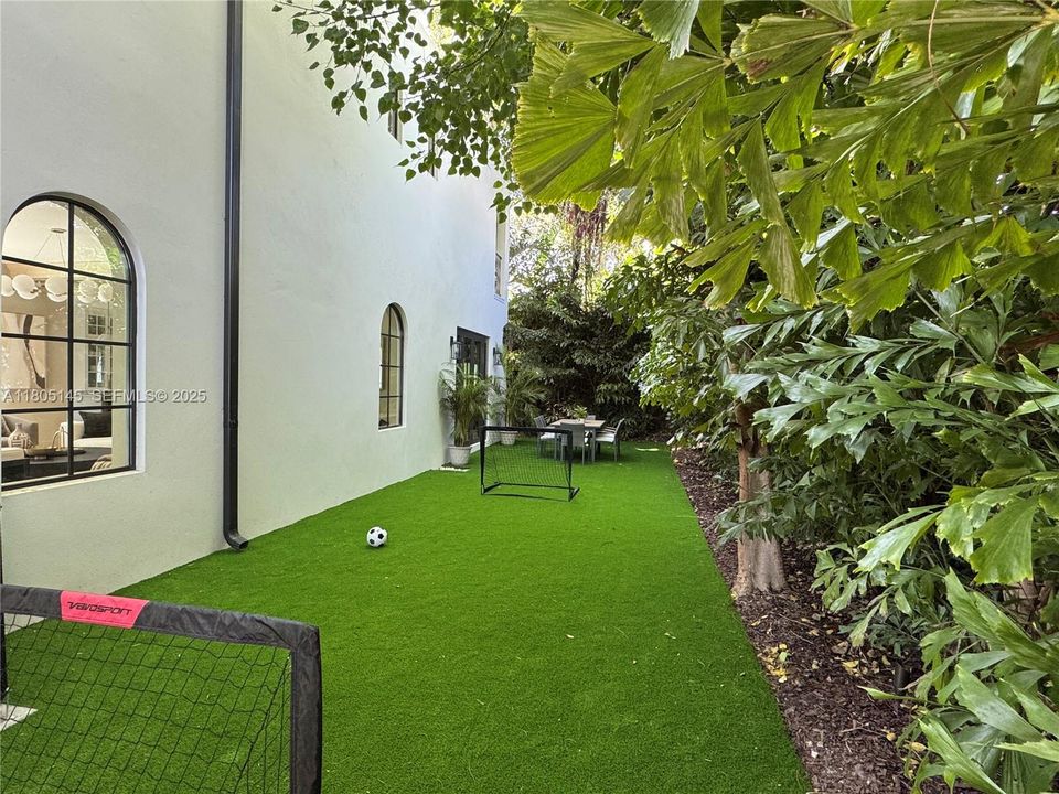 For Sale: $6,950,000 (6 beds, 5 baths, 4528 Square Feet)