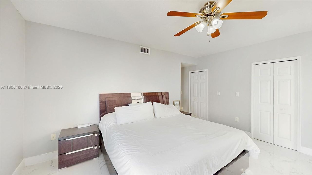 En Venta: $899,999 (3 camas, 3 baños, 2208 Pies cuadrados)