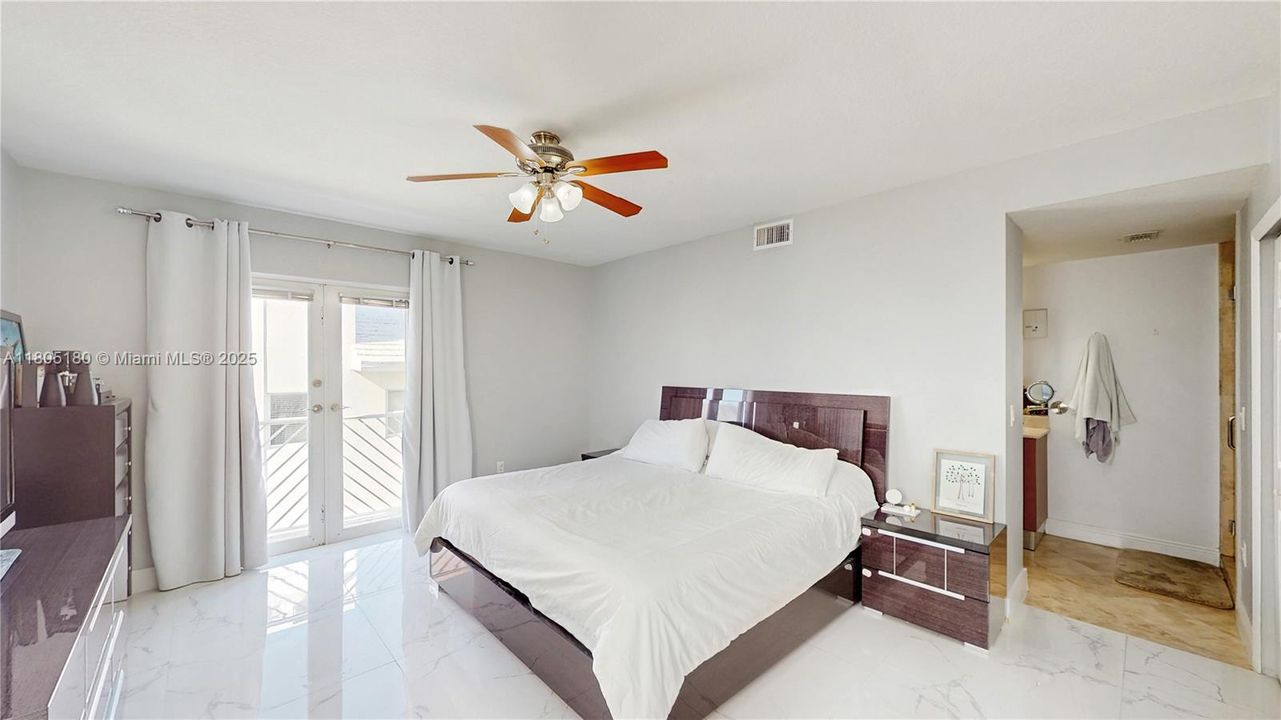 En Venta: $899,999 (3 camas, 3 baños, 2208 Pies cuadrados)
