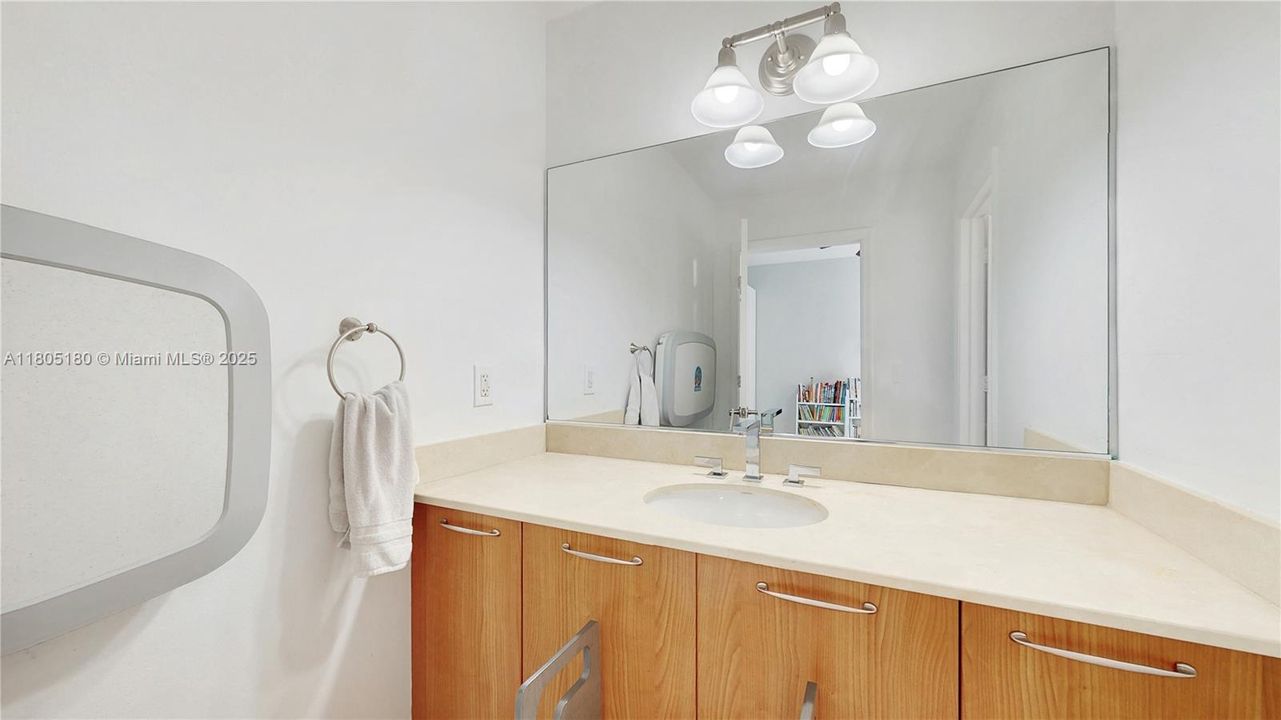 En Venta: $899,999 (3 camas, 3 baños, 2208 Pies cuadrados)