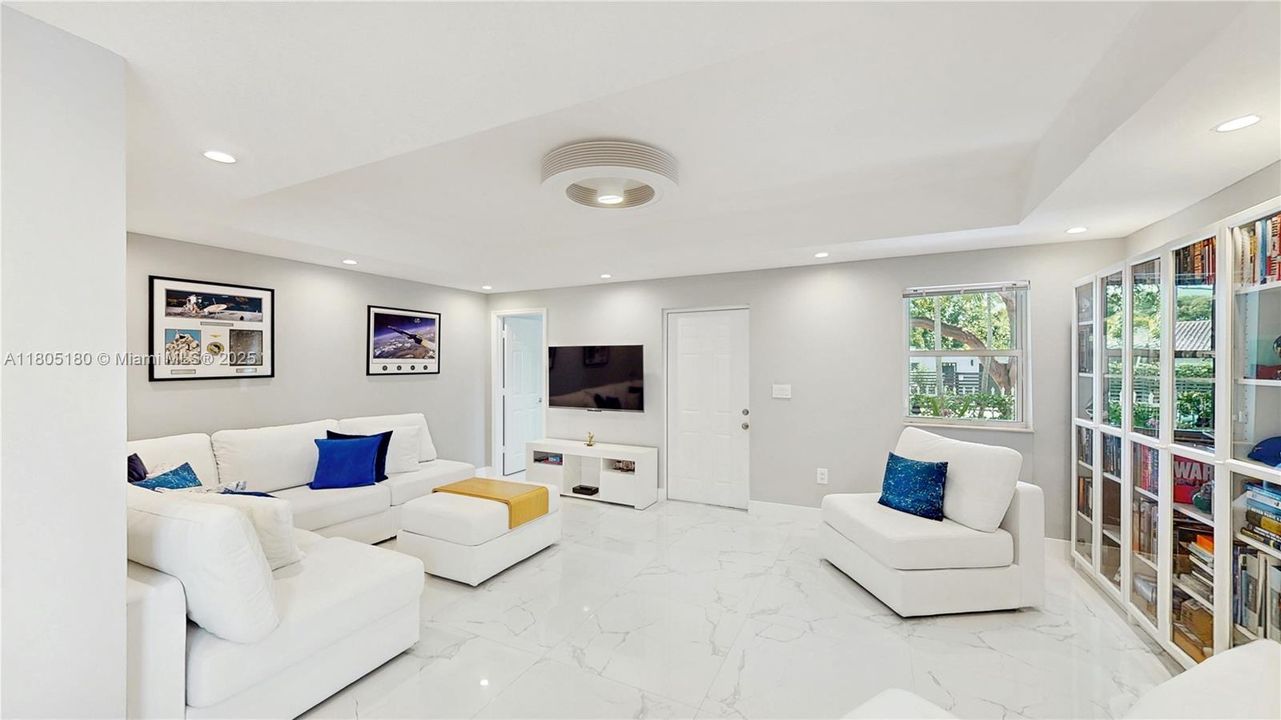 En Venta: $899,999 (3 camas, 3 baños, 2208 Pies cuadrados)