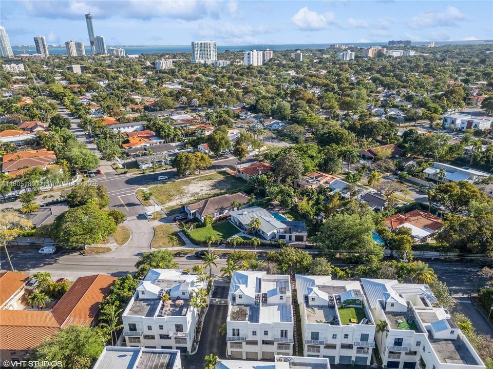 En Venta: $899,999 (3 camas, 3 baños, 2208 Pies cuadrados)