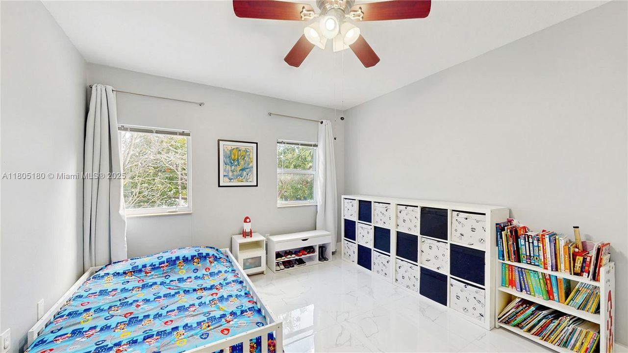 En Venta: $899,999 (3 camas, 3 baños, 2208 Pies cuadrados)