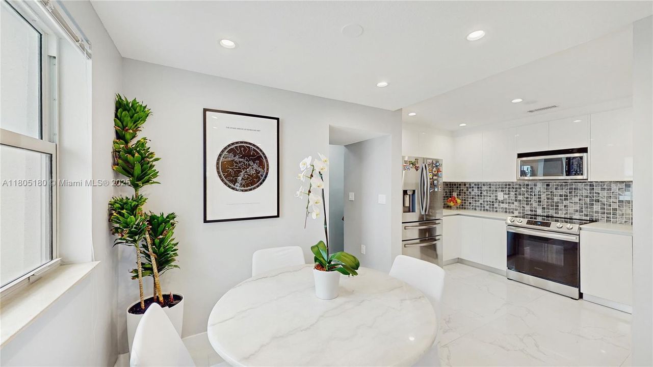 En Venta: $899,999 (3 camas, 3 baños, 2208 Pies cuadrados)