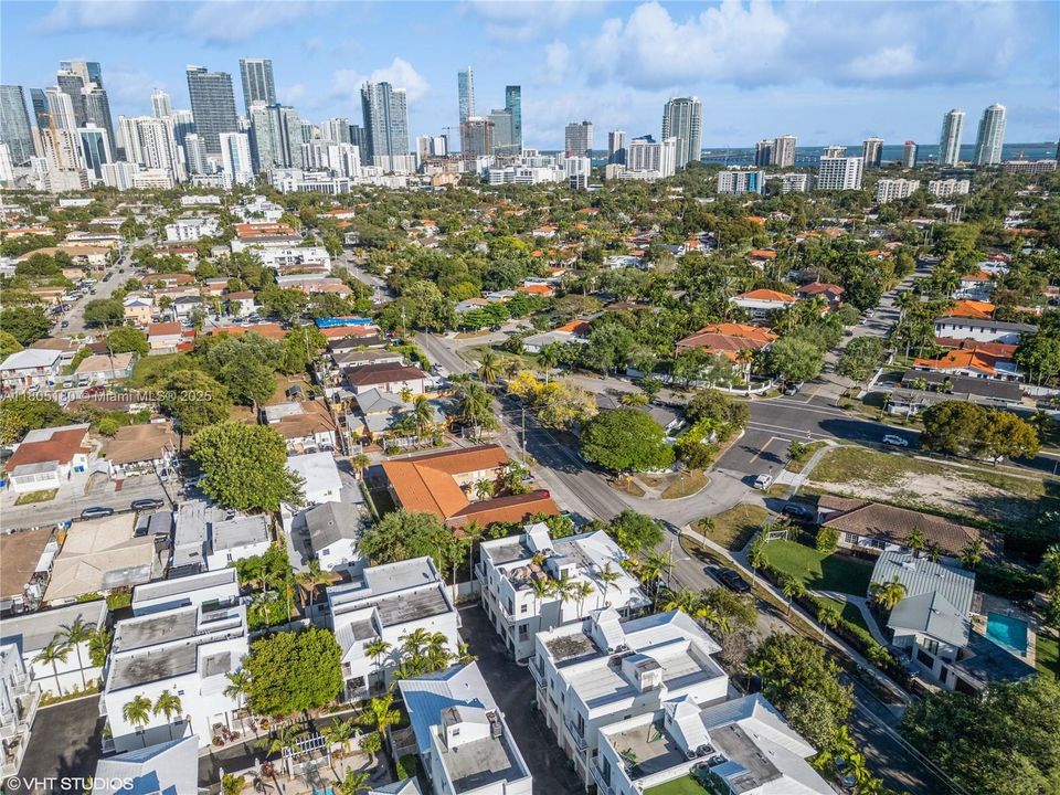 En Venta: $899,999 (3 camas, 3 baños, 2208 Pies cuadrados)