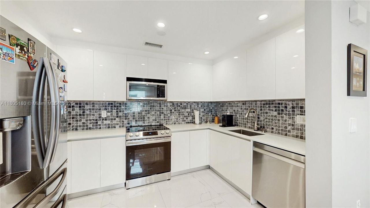 En Venta: $899,999 (3 camas, 3 baños, 2208 Pies cuadrados)