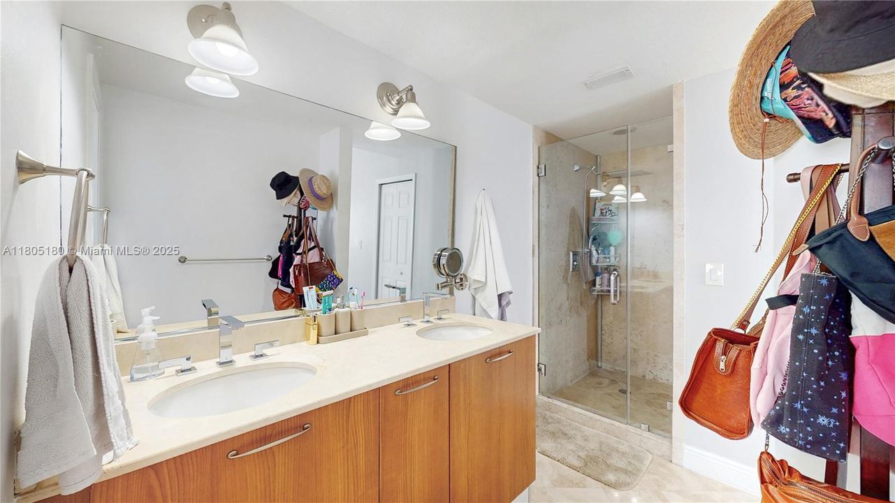 En Venta: $899,999 (3 camas, 3 baños, 2208 Pies cuadrados)