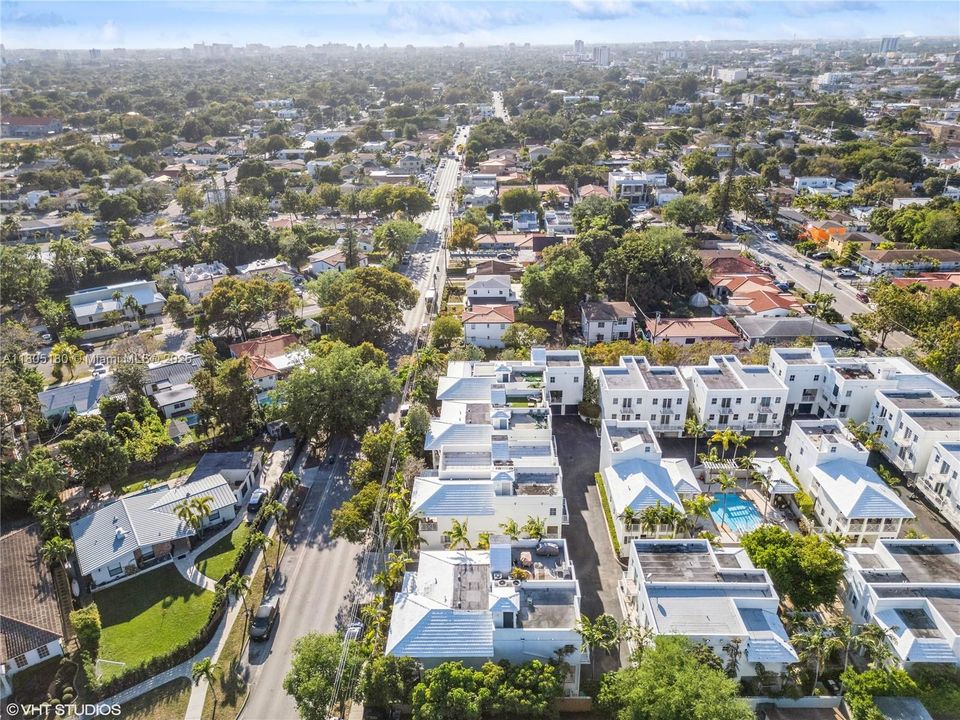 En Venta: $899,999 (3 camas, 3 baños, 2208 Pies cuadrados)