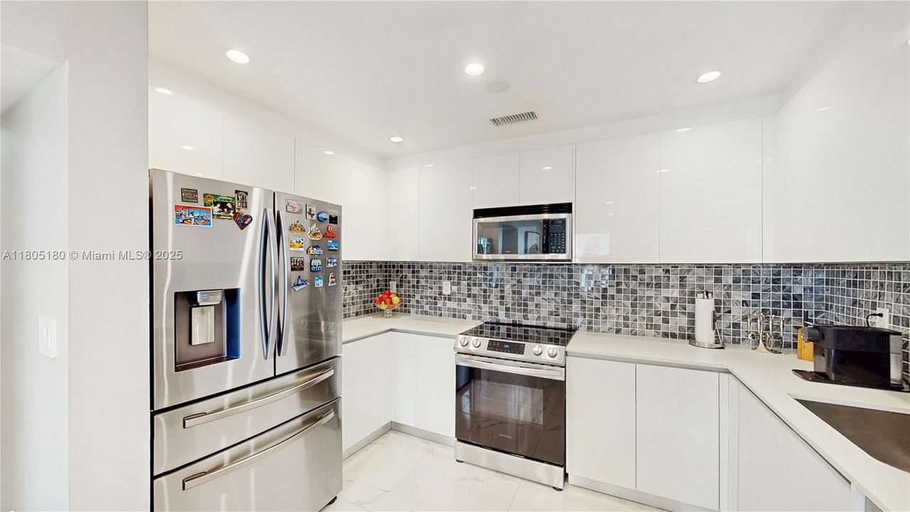 En Venta: $899,999 (3 camas, 3 baños, 2208 Pies cuadrados)
