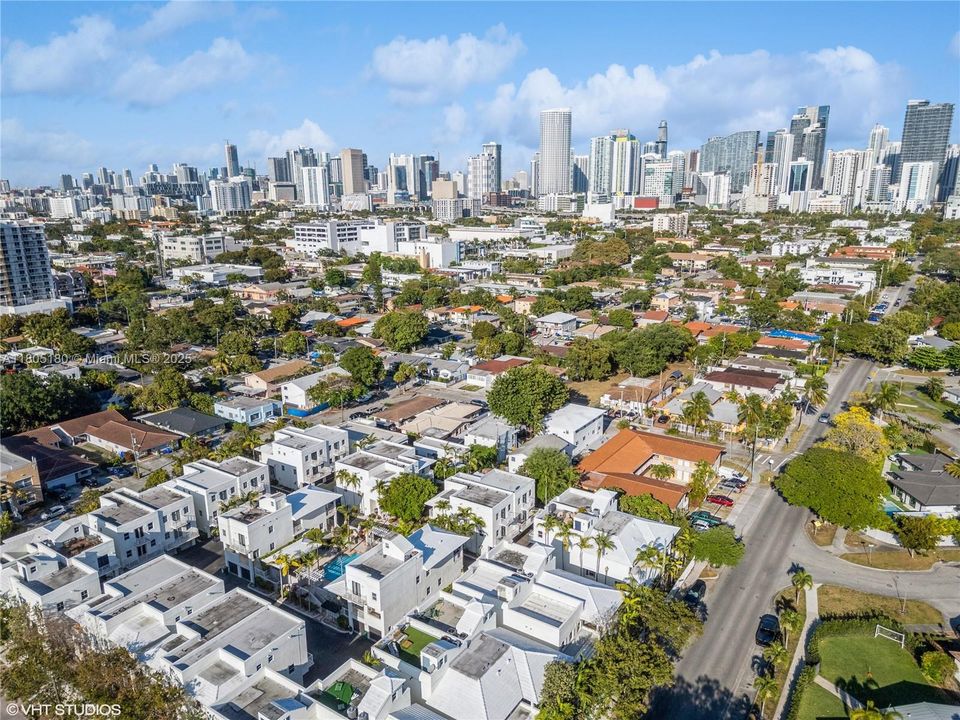 En Venta: $899,999 (3 camas, 3 baños, 2208 Pies cuadrados)