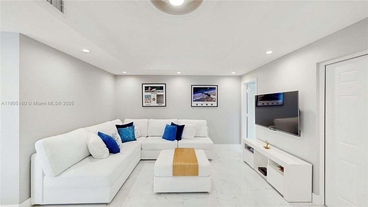 En Venta: $899,999 (3 camas, 3 baños, 2208 Pies cuadrados)
