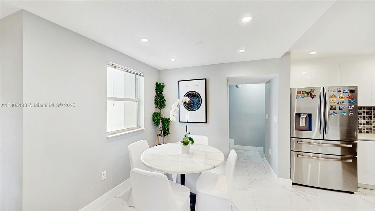 En Venta: $899,999 (3 camas, 3 baños, 2208 Pies cuadrados)